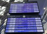 Duże opóźnienia pociągów na stacji Poznań Główny – tablica przyjazdów i odjazdów z wieloma opóźnieniami