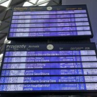 Duże opóźnienia pociągów na stacji Poznań Główny – tablica przyjazdów i odjazdów z wieloma opóźnieniami