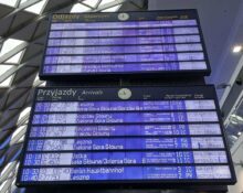Duże opóźnienia pociągów na stacji Poznań Główny – tablica przyjazdów i odjazdów z wieloma opóźnieniami