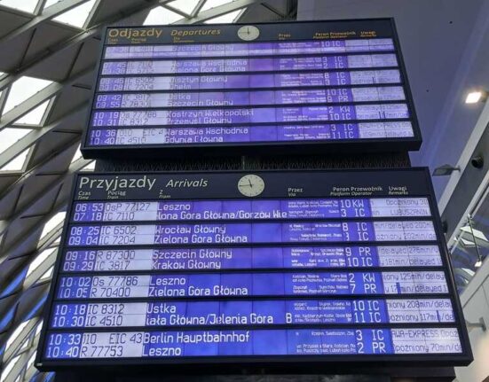 Duże opóźnienia pociągów na stacji Poznań Główny – tablica przyjazdów i odjazdów z wieloma opóźnieniami