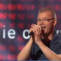 Przemysław Kamiński podczas występu na scenie – zapowiedź udziału w 34. Finale WOŚP 2026