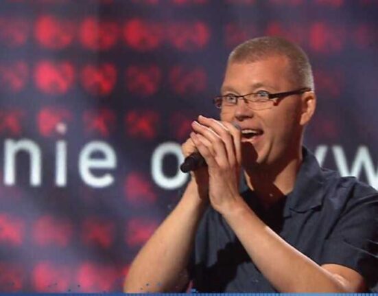 Przemysław Kamiński podczas występu na scenie – zapowiedź udziału w 34. Finale WOŚP 2026